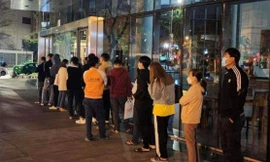 Dân bức xúc vì phải dậy sớm xếp hàng nộp hồ sơ, Giám đốc Sở Tư pháp Đà Nẵng nói gì? 