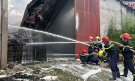 8 cảnh sát phải nhập viện sau khi dập đám cháy nhà kho rộng 1.000m2