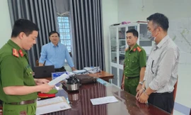 Cơ quan CSĐT đọc lệnh bắt giam ông Diễn