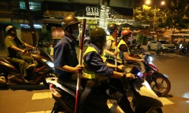 Lực lượng thanh niên xung kích tham gia bảo vệ an ninh trật tự trên địa bàn phường 8, quận 5, TPHCM. Ảnh: NGÔ TÙNG