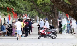 Phe vé hoạt động tích cực bên ngoài sân vận động Việt Trì. Ảnh: Trọng Tài