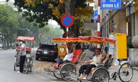 Tài xế xích lô phố cổ Hà Nội ngóng khách