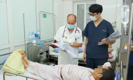 PGS.TS Đỗ Duy Cường khám cho bệnh nhân mắc viêm gan B