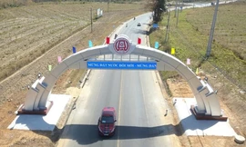 Một trong những cổng chào của TP Kon Tum