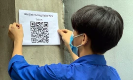Bạn trẻ xã Sài Sơn, Quốc Oai (Hà Nội) dán mã QR cho hộ dân