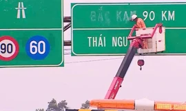 Một biển chỉ dẫn đang được sửa chữa để phù hợp với địa giới hành chính mới, sau khi hai tỉnh Bắc Kạn và Thái Nguyên sáp nhập thành tỉnh Thái Nguyên