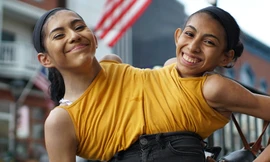 Cô Lupita Andrade (phải) và cô Carmen Andrade