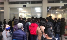 Phụ huynh xếp hàng mua hồ sơ cho con tại Trường THCS – THPT Tạ Quang Bửu (Hà Nội)