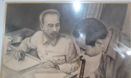 Bức tranh vẽ ông Tạ Quang Chiến giúp việc cho Chủ tịch Hồ Chí Minh tại Tuyên Quang năm 1949