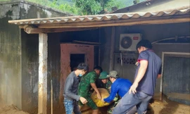 Bộ đội, ĐVTN giúp đỡ người dân khu vực bị sạt lở. Ảnh: T.Đ