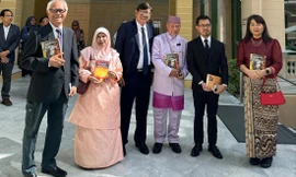 Nhà văn Nguyễn Một (thứ 3 từ trái qua) nhận Giải thưởng nhà văn Đông Nam Á 2022-2023 với tác phẩm Từ giờ thứ sáu đến giờ thứ chín. Nguyễn Bình Phương cũng ẵm giải nhờ Một ví dụ xoàng