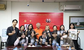 Sinh viên báo chí cùng trao đổi nghiệp vụ tại cơ quan báo Tiền Phong. Ảnh: NGÔ TÙNG