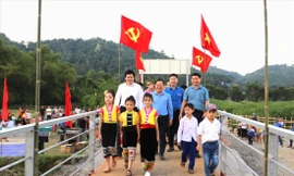Đại biểu, người dân, học sinh xã Chi Khê, huyện Con Cuông trên cây cầu vừa khánh thành