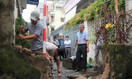 Người dân đi lại thuận tiện hơn khi bức tường án ngữ 50 năm bị xóa sổ. Ảnh: Thanh Trần