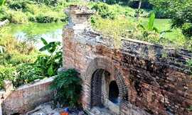 Chiếc cổng cổ độc đáo cạnh Đông thành Thủy quan “phát lộ” ngay sau di dời Thượng thành Huế