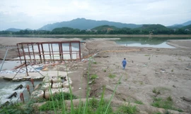 Sông Đà cạn trơ đáy tại đường dẫn nước vào nhà máy nước sông Đà. Ảnh: Hoàng Mạnh Thắng