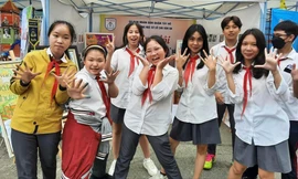 Không dùng điện thoại, giờ giải lao học sinh có nhiều thời gian dành cho bạn bè. Ảnh: NGHIÊM HUÊ