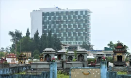 Hàng nghìn ngôi mộ án ngữ ở cửa ngõ ra biển Thiên Cầm gây ảnh hưởng đến việc thu hút du lịch của địa phương này