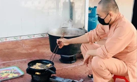Sư thầy Thích Chơn Trí tự tay nấu những món chay tặng người dân khu cách ly và lực lượng làm nhiệm vụ phòng chống dịch