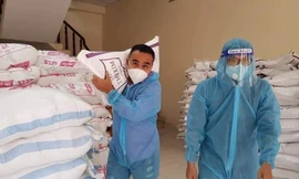 MC Quyền Linh vác gạo tiếp tế cho người dân khó khăn trong mùa dịch