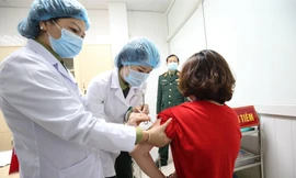 Tiêm thử nghiệm vắc xin Nanocovax. Ảnh: Như Ý