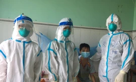 Giảng viên, sinh viên Trường Đại học Y dược, ĐH Quốc gia Hà Nội tại khu điều trị F0