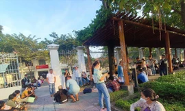 Những ngày cuối tháng 10, người dân nộp hồ sơ đất đai xếp hàng ra tới cổng ở Bộ phận tiếp nhận và trả kết quả hồ sơ huyện Củ Chi, TPHCM