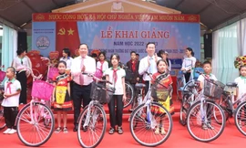 Ông Võ Văn Thưởng, Ủy viên Bộ Chính trị, Thường trực Ban Bí thư (bên phải) và ông Nguyễn Phi Long, Bí thư tỉnh Hoà Bình trao tặng 30 chiếc xe đạp cho học sinh nghèo của Trường nhân dịp Khai giảng năm học mới. Ảnh: Kim Hiền