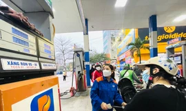 Người dân mua xăng dầu trước thời điểm tăng giá kỷ lục hôm 11/3. Ảnh: Trọng Tài