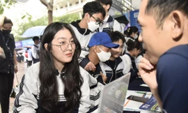 Thí sinh tìm hiểu thông tin tuyển sinh năm 2024. Ảnh: Diệp An