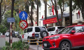 Nhiều ô tô đỗ trong làn đường dành riêng cho người đi bộ, phía ngoài các cơ quan hành chính trên phố Huỳnh Thúc Kháng