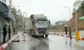 Hàng hóa vẫn thông thương bình thường qua cửa khẩu Hữu Nghị. Ảnh: Duy Chiến