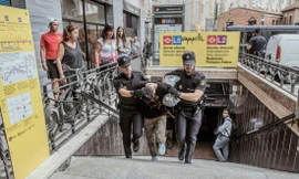 Trộm cắp, móc túi là vấn nạn chung của châu Âu, ngay cả cảnh sát sở tại cũng không giải quyết triệt để được nan đề này