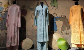 Áo dài truyền thống được nâng niu, trưng bày trong bảo tàng