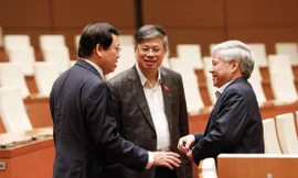 Các đại biểu Quốc hội trao đổi bên lề kỳ họp. Ảnh: Nhật Minh