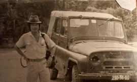 Tác giả bài viết bên chiếc xe U-oát của cơ quan