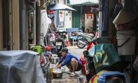 Do nhà quá chật hẹp, các hộ dân dọn hẳn bếp ra đường. Ảnh: Duy Anh