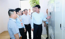 GS.TS Huỳnh Văn Chương (người ngoài cùng bên phải) kiểm tra công tác tổ chức thi tại Bắc Giang vừa qua. Ảnh: NGHIÊM HUÊ