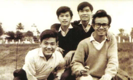 Trịnh Công Sơn (bìa phải) khi mới tốt nghiệp Trường Sư phạm Quy Nhơn năm 1964. Ảnh tư liệu