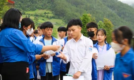 Các em học sinh vùng cao Yên Bái chuẩn bị cho ngày dự thi. Ảnh: Văn Đức