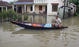 Người dân Quảng Nam phải di chuyển bằng ghe sau đợt mưa vừa qua. Ảnh: Hoài Văn