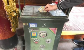 Người dân công đức tại Đền Ông Hoàng Mười