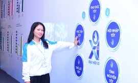 Nữ sinh người Rục Cao Thị Lệ Hằng phấn đấu thực hiện các tiêu chí “Sinh viên 5 tốt”. Ảnh: Xuân Tùng