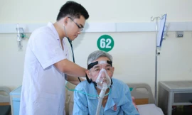 Bác sĩ trẻ Lê Văn An thăm khám cho bệnh nhân nghèo miền núi