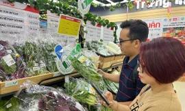 Người tiêu dùng quét mã QR trên “tick xanh trách nhiệm” để soi nguồn gốc thực phẩm Ảnh: U.P