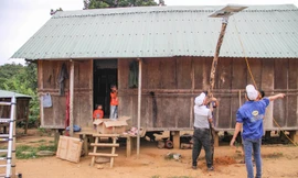 Hỗ trợ lắp điện năng lượng mặt trời cho người dân thôn O2