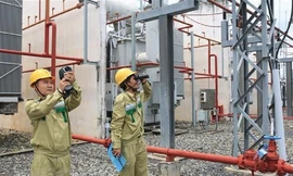 Công nhân Công ty Truyền tải Điện 4 kiểm tra vận hành trạm biến áp 500kV Phú Mỹ. Ảnh: TTXVN