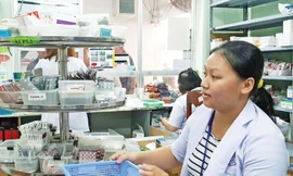 PGS Phạm Khánh Phong Lan cho rằng cần phải nghiên cứu hiệu quả điều trị của thuốc giá rẻ. Ảnh: Vân Sơn