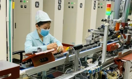 Sản xuất tại Cty TNHH Điện tử Foster - Bình Dương. Ảnh: Hương Chi