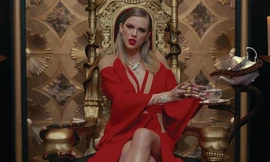 Nữ hoàng nhạc pop Taylor Swift đeo vòng cổ và lắc tay hình rắn. Ảnh: Her World